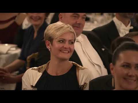 Smadremanden Underholder For Dronningen