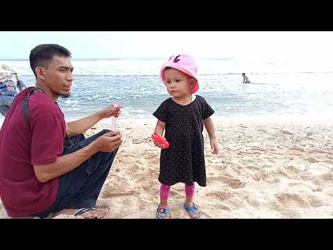 Rayya bermain di Pantai Jogja