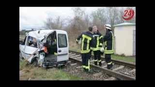 preview picture of video 'Uneschrankter Bahnübergang: Zug erfasst Pkw'