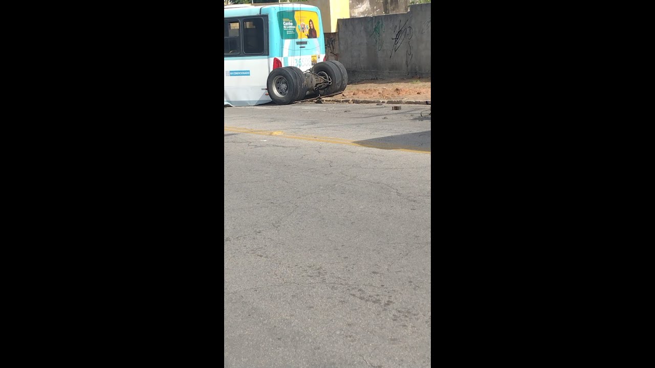 Imagem da notícia Vídeo: Ônibus de Fortaleza apresenta falha mecânica e rodas traseiras saem do veículo em movimento