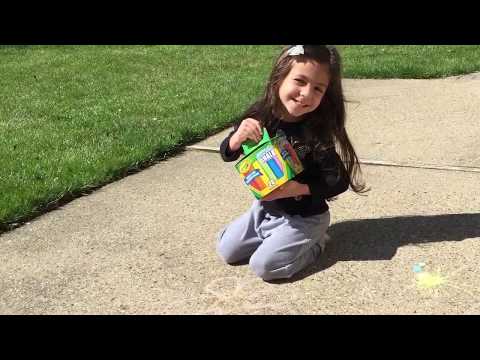Brincando com giz Crayola no parquinho!