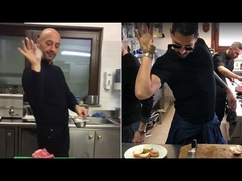 Egli è in piedi sul collo dolorante testa Come fare il miele di tarassaco per dolori articolari