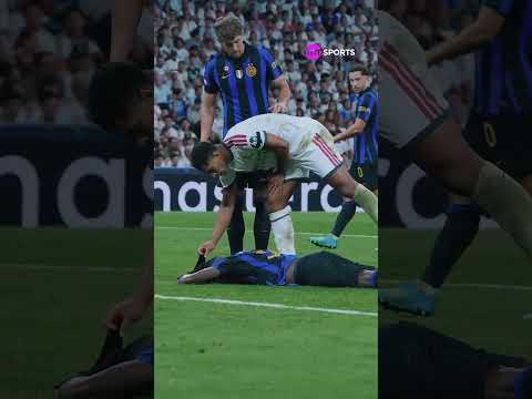 COITADO DO BISSECK! 🤕 Bloquear um chute do Valverde com a cabeça tem seus efeitos colaterais #shorts