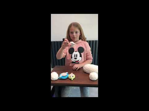 Sut i wneud pom-pomau pelen eira gyda Menna