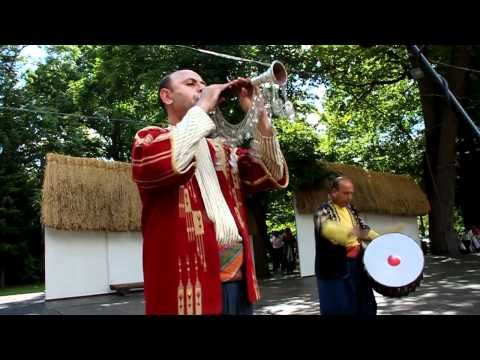 PRÁVĚ DNES - zahraniční soubory se představily strážnickým dětem I.