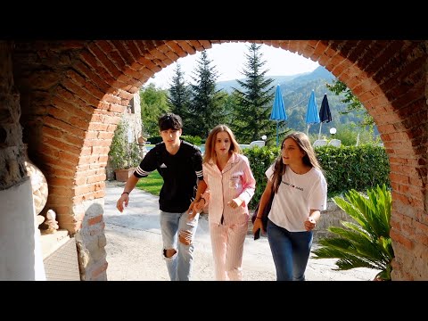 AMICI vs NEMICI - SIAMO APPARSI IN UN PAESE SCONOSCIUTO !!! - by Charlotte M.