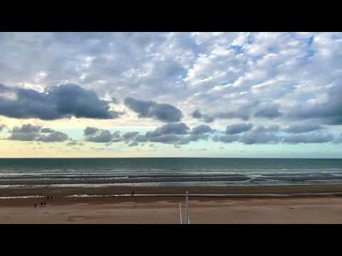 Time-lapse van voorbijtrekkende wolken.