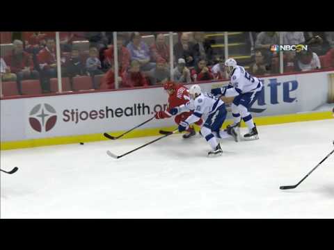 Gotta See It: Stamkos forced to leave game with knee injury