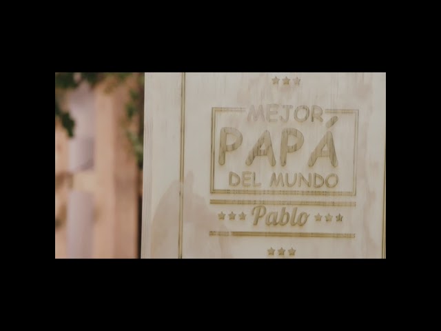 Vídeo relacionado con ADRI - Regalos originales personalizados para padres, madres, hermanos, abuelos - Caja de madera personalizada con botella de vino incluida para regalar (FRASE PAPA)