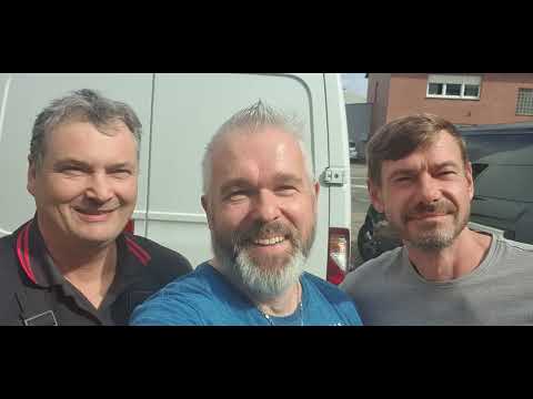 Heimkino wie KEIN zweites: 40kg Mangoholz, unsichtbare Technik & Referenz-Sound dank Trinnov