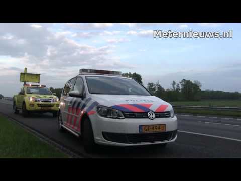 Auto over de kop op de A28 bij Meppel. Bestuurder gewond