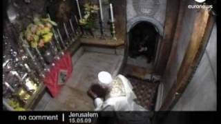 Pope visits crucifixion and burial site of Christ in Jerusalem&#39;s Old City