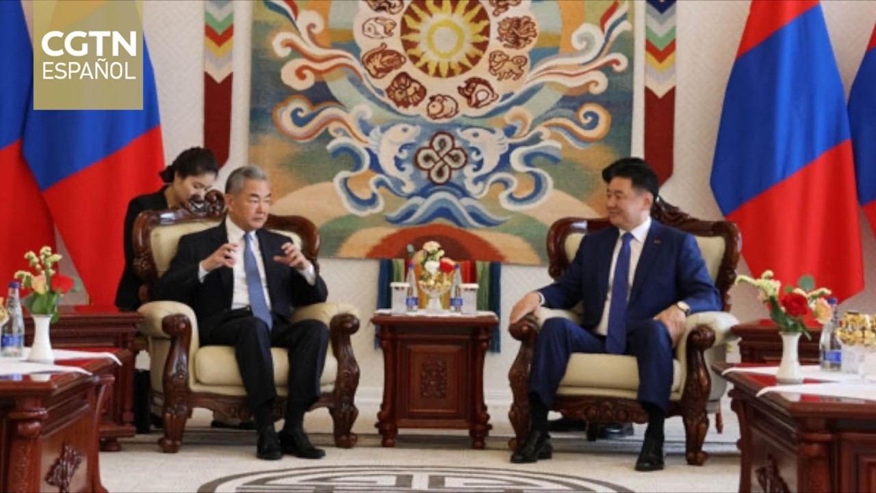 El canciller chino se reúne con el presidente de Mongolia