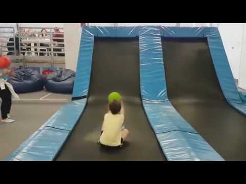 Shirokuma w parku trampolin