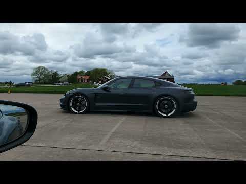[4k 60p] Porsche Taycan Turbo S vs Taycan Turbo  (1 vs 2 persons) and low charge on Turbo S
