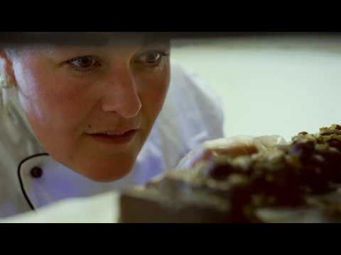 Matarbeiderne i MENY - Slik lager Kari sjokolade