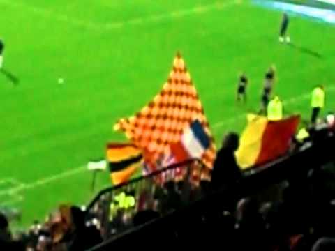 Kop lensois et tribunes avant le coup d'envoi de lens-paris 2010 filmé de xercès (2)