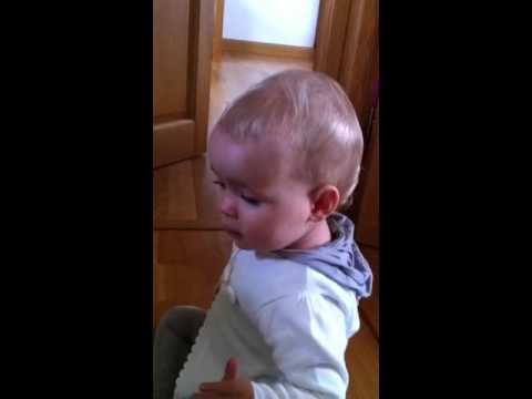 Bébé de 1 an qui parle a son papa