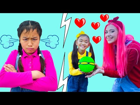 Jannie Pretend Play Alone By Herself Story | Kids Learn How to Play with Each Other