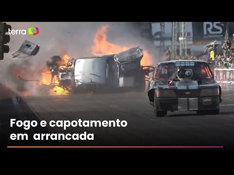 Driver walks away after suffering serious accident in drag racing event in Rio Grande do Sul.
