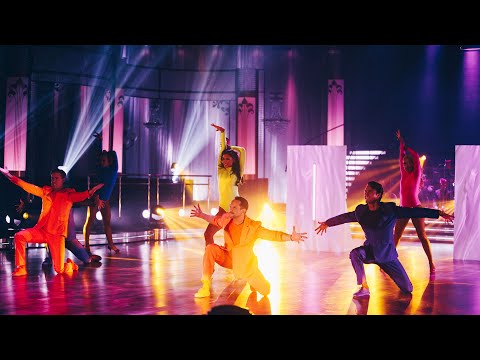 Här öppnar proffsdansarna Let's dance andra program. Så färgsprakande och mäktigt!