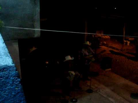 saul silva kntando la kosecha en el kumple de mi papi =)