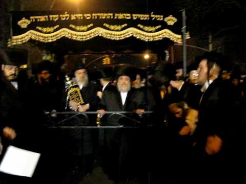 Viznitz Hachnosas Sefer Torah in Boro Park  Part 1