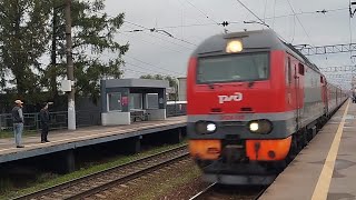 Электровоз ЭП2К-182 с пассажирским поездом пролетает станцию Столбовая