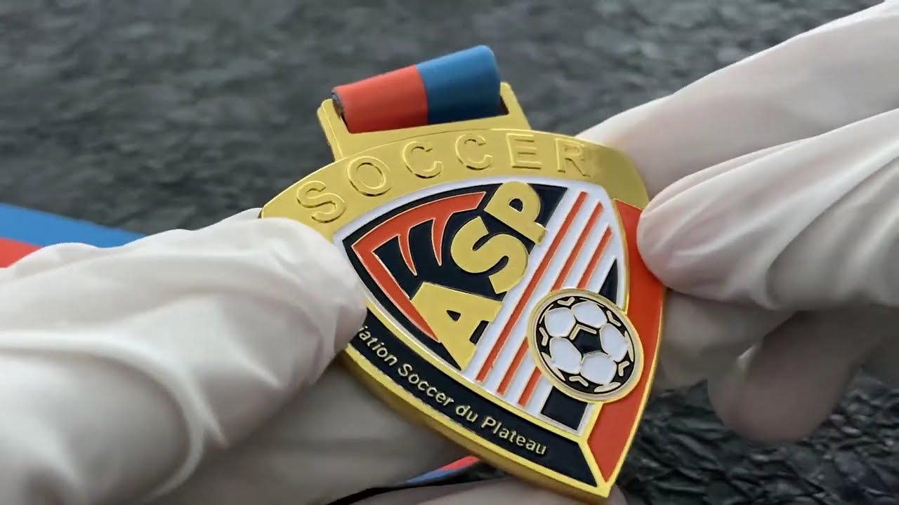 1185-medaglie irregolari di calcio a basso costo con nastro