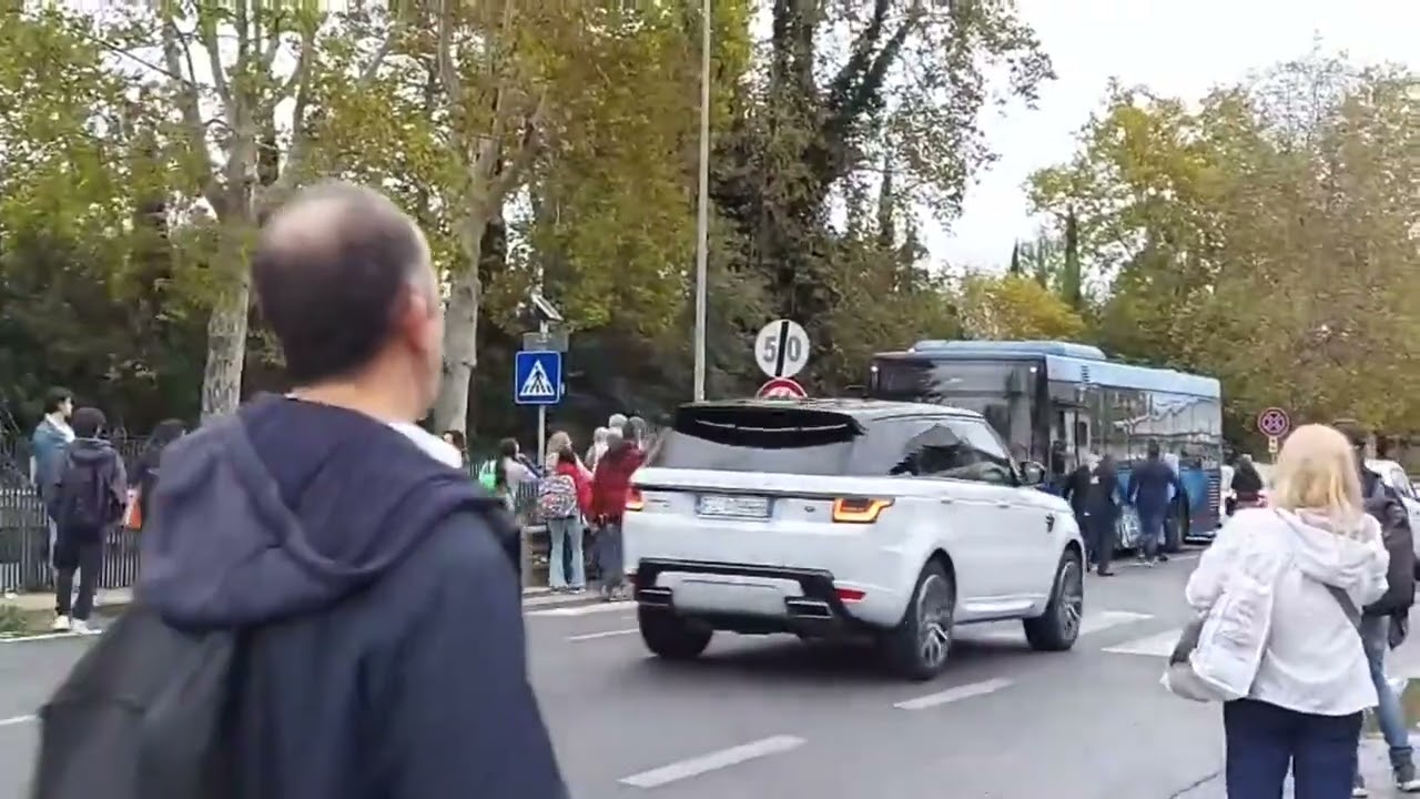 Roma, Metromare in tilt: passeggeri in strada aspettano per ore i bus sostitutivi
