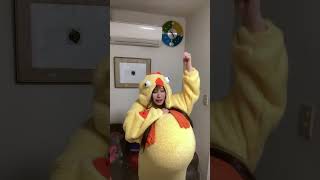 鶏コスが似合うので、そのまま風船を割ってみました　Since the chicken costume suits me, I tried popping a balloon in it