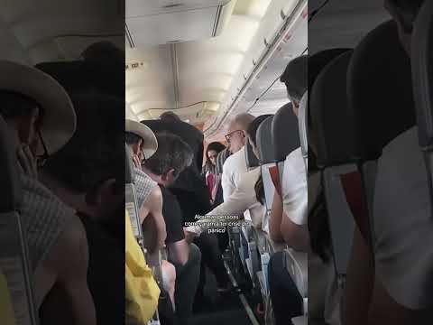 Passageira filma explosão de turbina de avião durante voo