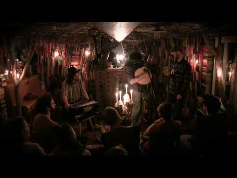 Ye Vagabonds "Lowlands Of Holland" live at Reusser Guitars