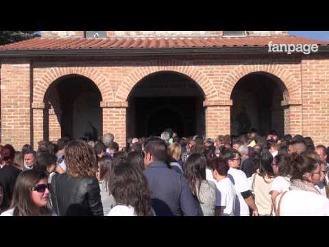 Strage di Sassano, l'intero paese si commuove al funerale del 15enne ucciso dal fratello