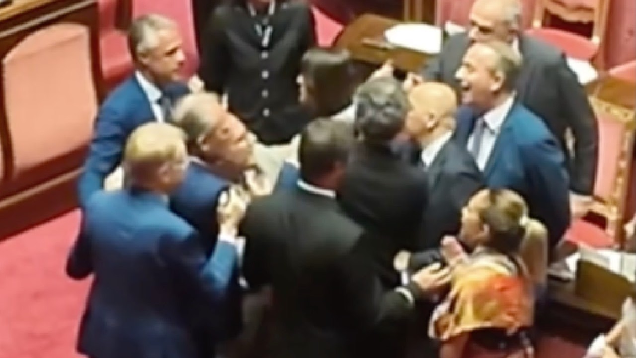 RISSA SFIORATA IN SENATO, IL M55 PROTESTA SUL NO AL SEQUESTRO DELLE CHAT FRA DELMASTRO E CAROCCIA