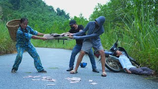 Download lagu A Veteran Tries to Stop Two Men Who Crash, Steal Money, and Flee Without Helping the Victim mp3 Download lagu A Veteran Tries to Stop Two Men Who Crash, Steal Money, and Flee Without Helping the Victim mp3