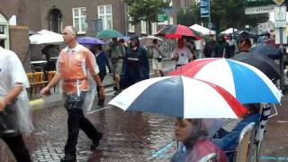 preview picture of video 'Nijmeegse Vierdaagse 2009: Regen in Groesbeek'