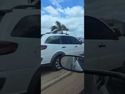 Flagrante na 101: Mulher em moto elétrica sem equipamento obrigatório chama atenção de leitor.