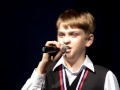 Мальчик поёт песню про войну 