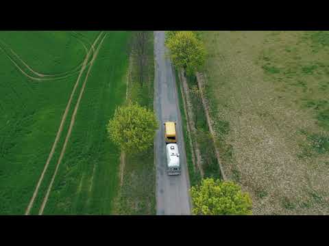 Letecké záběry maringotky. Airstream dron fly over the landscape