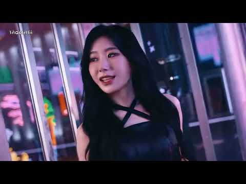 skz giant but when they say a different song it switches to that song