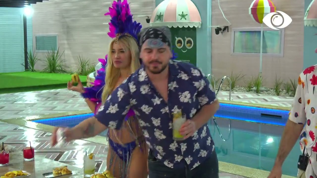 Vajzat nisin festën dhe përshëndesin publikun