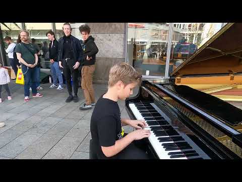 This is so CRAZY!! How to attract a crowd in 6 Minutes? Piano in public