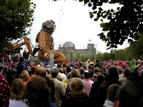 Giants in Berlin, Riesen in Berlin, ROYAL DE LUXE at Reichstag