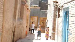 preview picture of video 'Kashgar Niños en Ciudad Vieja'