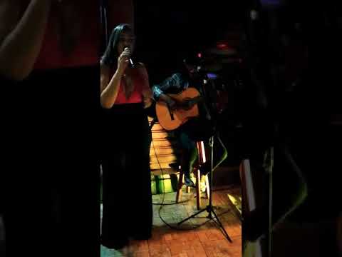 Fio de cabelo em toc toc bar