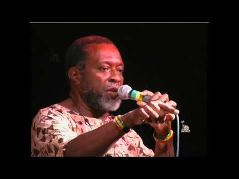 Junior Murvin - Police and Thieves  ( Live Portland Splash Singers )