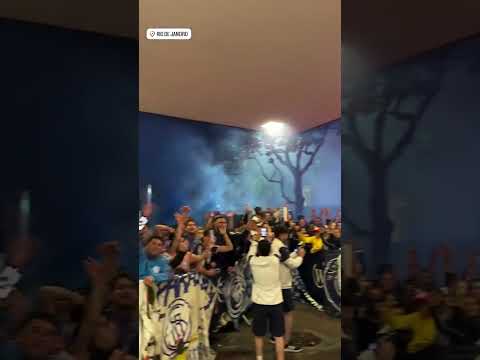 "Banderazo de Independiente Rivadavia en Rio de Janeiro, Brasil" Barra: Los Caudillos del Parque &bull; Club: Independiente Rivadavia &bull; País: Argentina