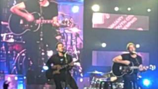 Nickelback &amp; Joe Nichols Sing Rockstar in Nashville