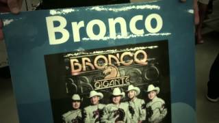 BRONCO FIRMA DE AUTOGRAFOS EN MC ALLEN